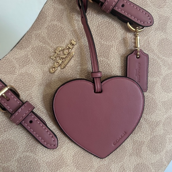 NWT‼️Coach Women Mollie Tote Bag 25 In Signature Canvas With Heart Charm CDF03 - Picture 4 of 6